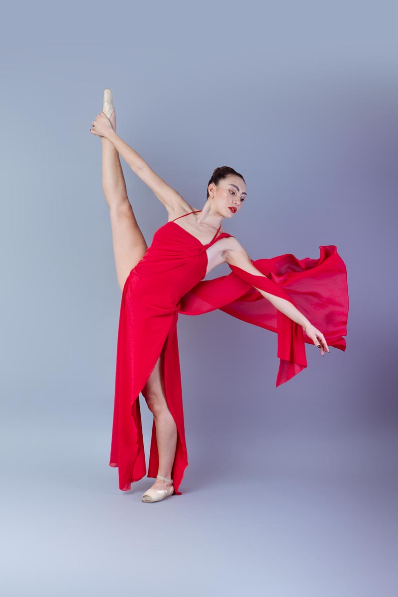 Llublyn Ponce con vestido rojo realizando extensión de pierna lateral en punta, tela roja en movimiento, sesión editorial fashion en CDMX, fotografía por Josué Palma